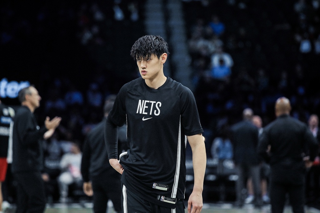 媒体人：中国赛时隔6年回归 曾凡博默默地坐在板凳席第二排最边缘
